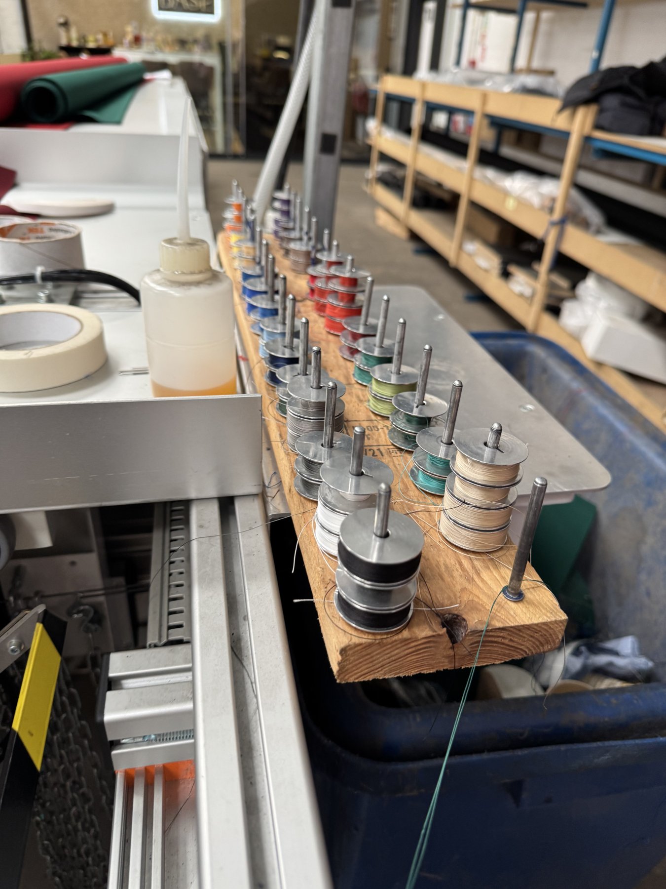 Colour-coded thread bobbins for fabric stitching